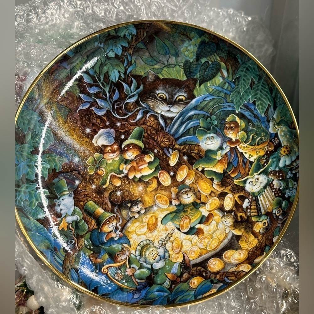 Adorable collectible porcelain plate celebrates St Catrick’s Day. Numbered!